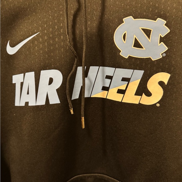 Nike UNC Tar Heels Men's Hoodie - Picture 2 of 4